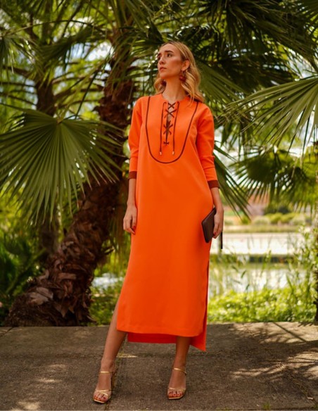 Robe d'invité de style kaftan orange avec détails noirs
