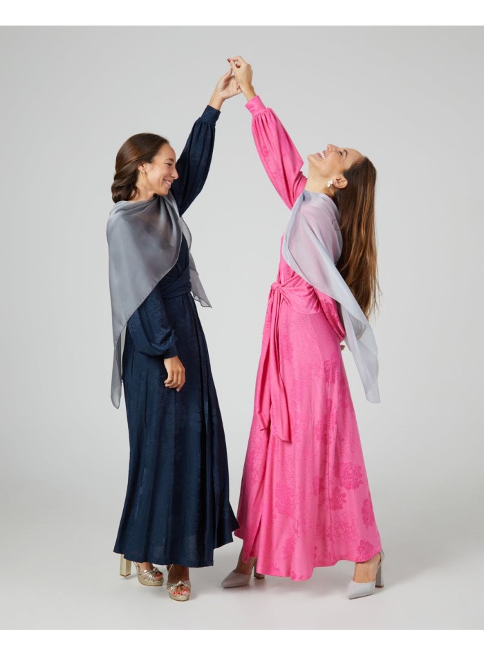 Capa de fiesta corta en gasa plateado claro