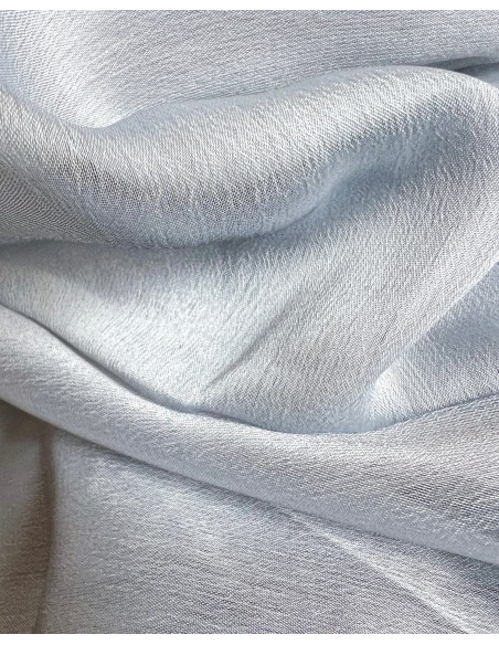 Capa de fiesta corta en gasa plateado claro