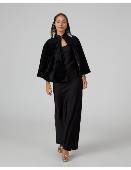 Cape courte en velours noir avec fermeture à boutons
