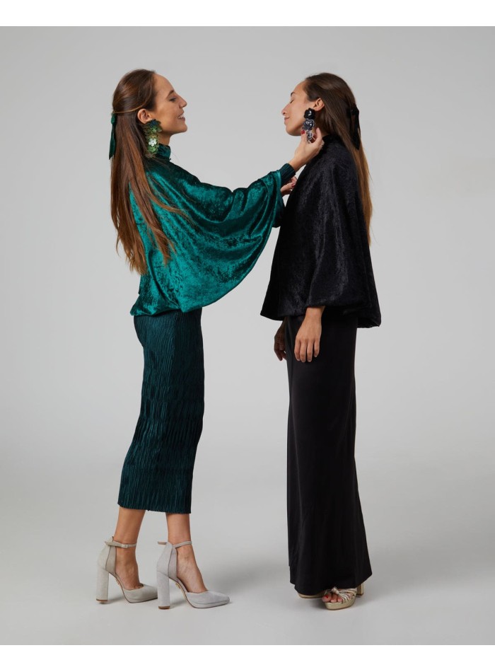 Capa corta de terciopelo verde esmeralda con botón