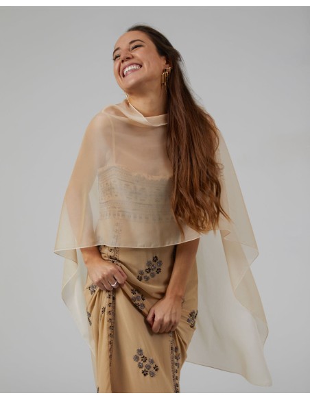 Long cape in light gold cationic double thread chiffon