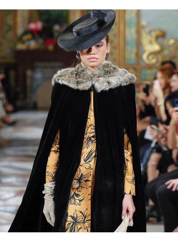 Cape midi en velours noir avec fermeture à col