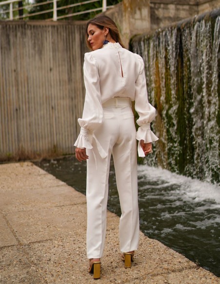 Blusa blanca con manga larga y detalles de volantes
