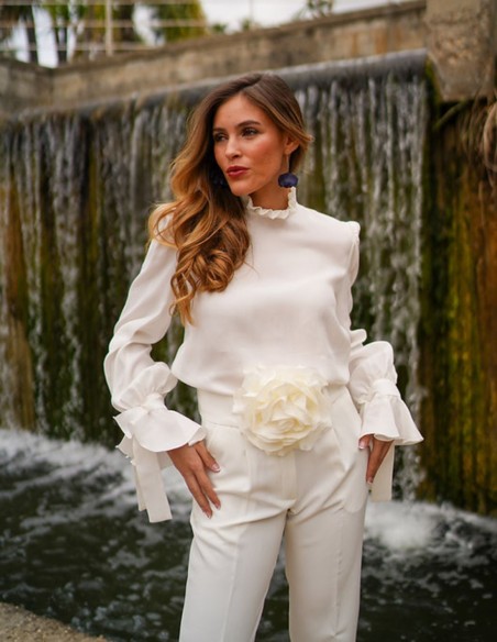 Blusa blanca con manga larga y detalles de volantes