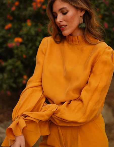 Blusa vaporosa con manga larga y volantes color mostaza