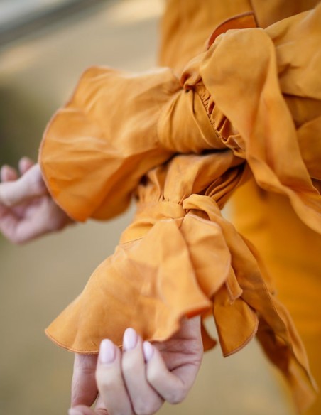 Vaporous blouse with long sleeves and mustard-colored ruffles