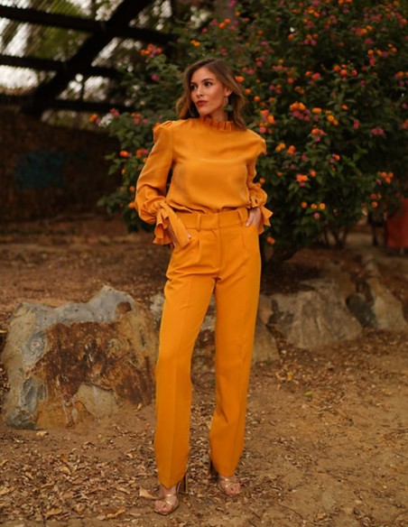 Blusa vaporosa con manga larga y volantes color mostaza