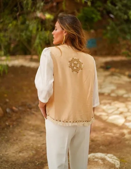 White crepe pants with darts and high rise