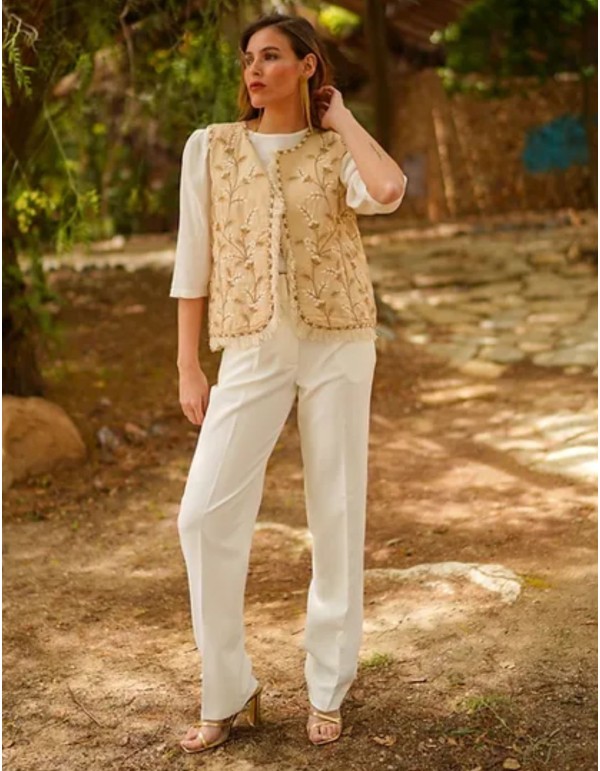White crepe pants with darts and high rise