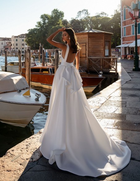 Robe de mariée en satin avec encolure dégagée et maxi dos lacé