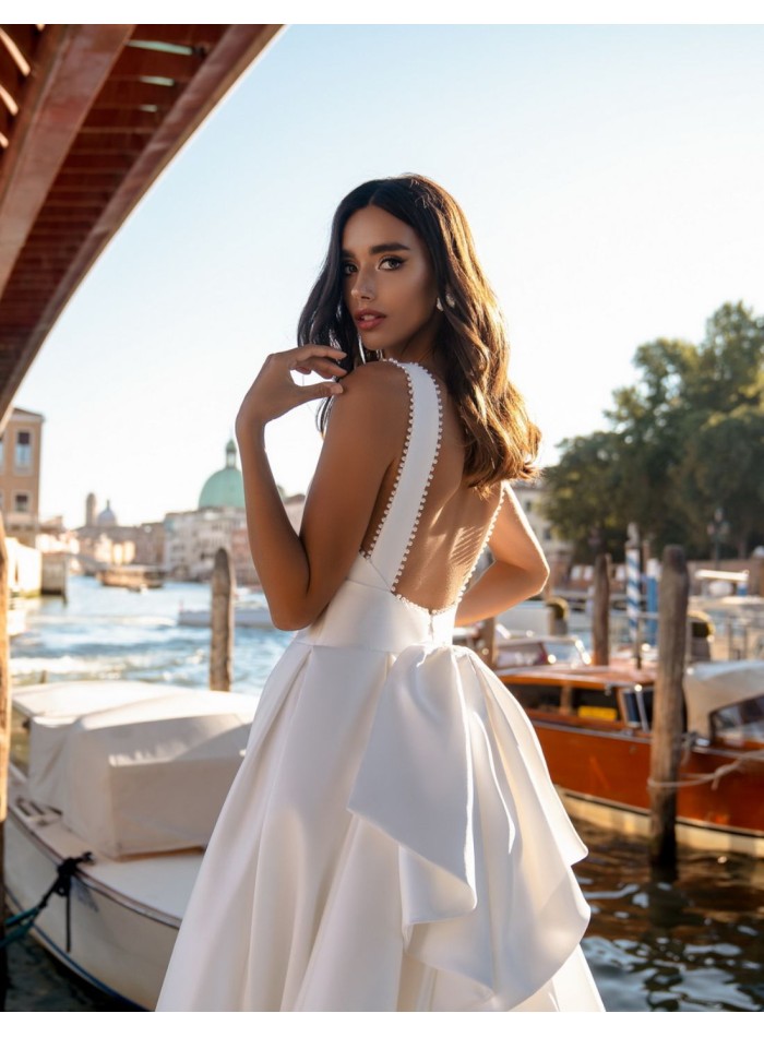 Robe de mariée en satin avec encolure dégagée...