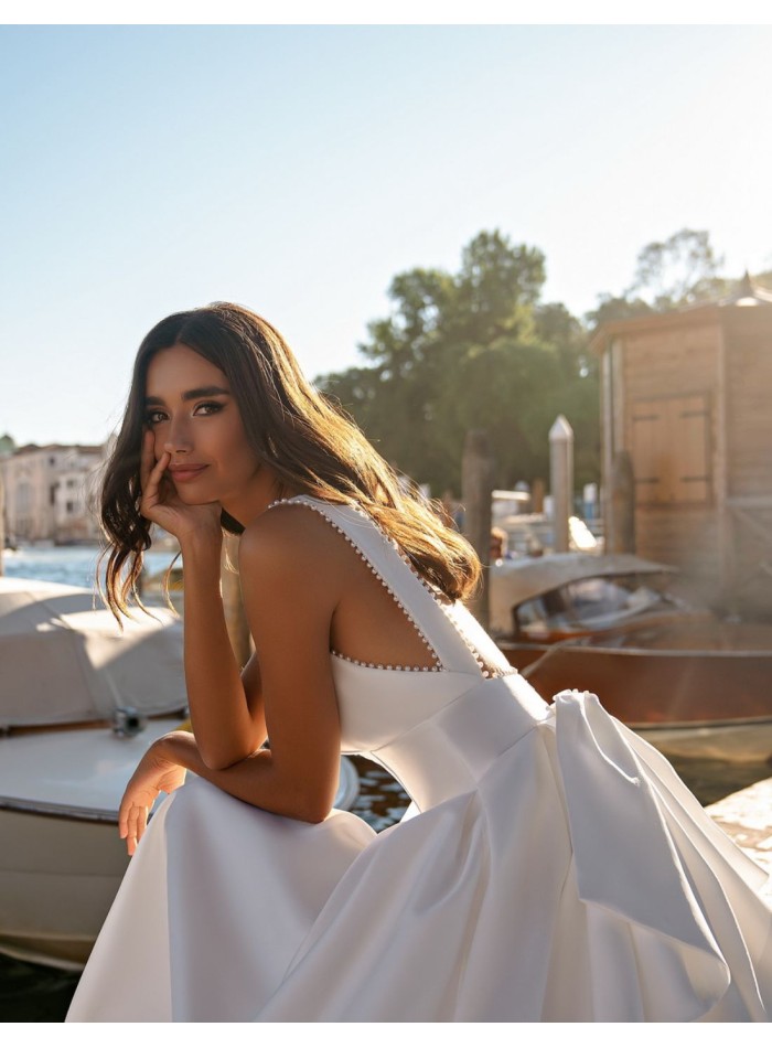 Vestido de novia en raso con escote y maxi...