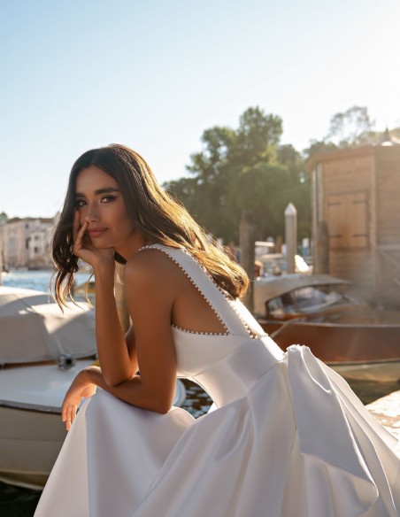Robe de mariée en satin avec encolure dégagée et maxi dos lacé