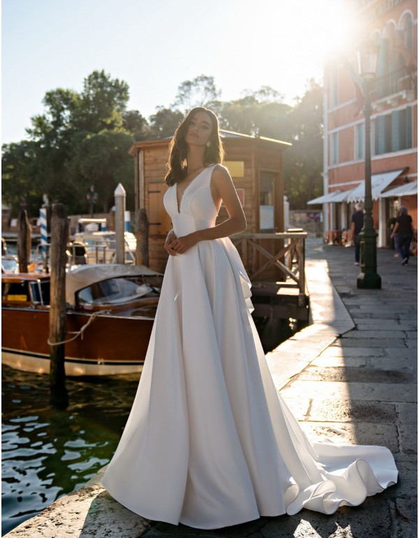Robe de mariée en satin avec encolure dégagée et maxi dos...