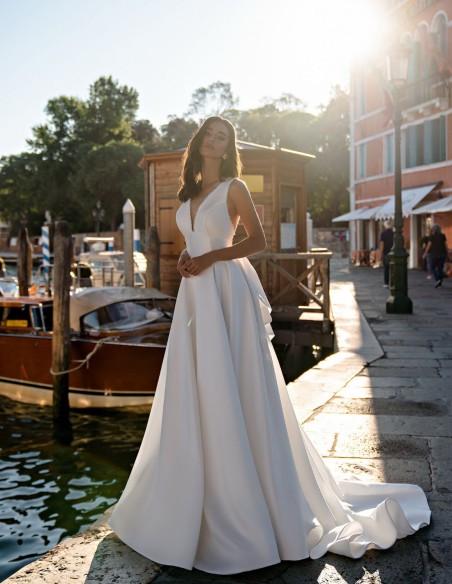 Robe de mariée en satin avec encolure dégagée et maxi dos lacé