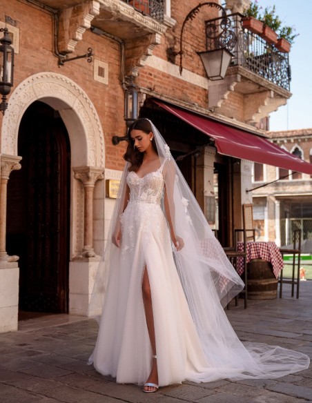Vestido de novia marfil con tirantes y cuerpo de encaje bordado floral