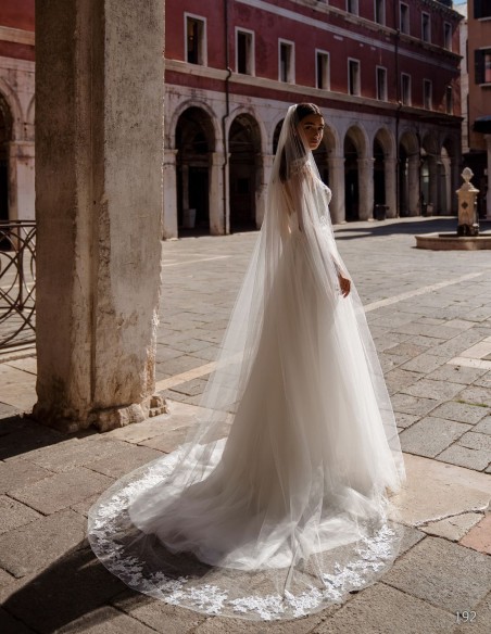 Robe longue de mariage en tulle avec corsage brodé effet tatouage