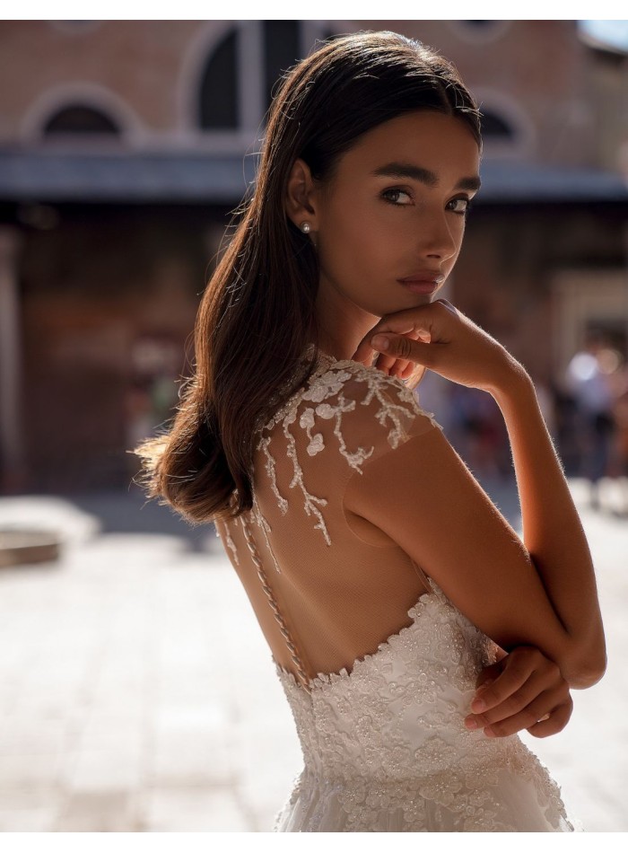 Vestido de novia largo en tul con cuerpo efecto...
