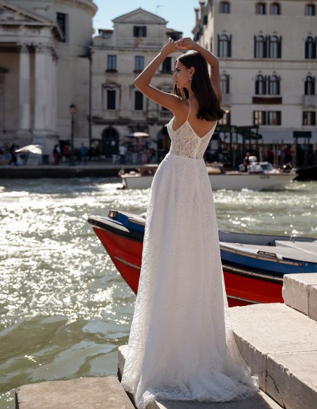 Robe de mariée ivoire avec encolure et corsage perlés