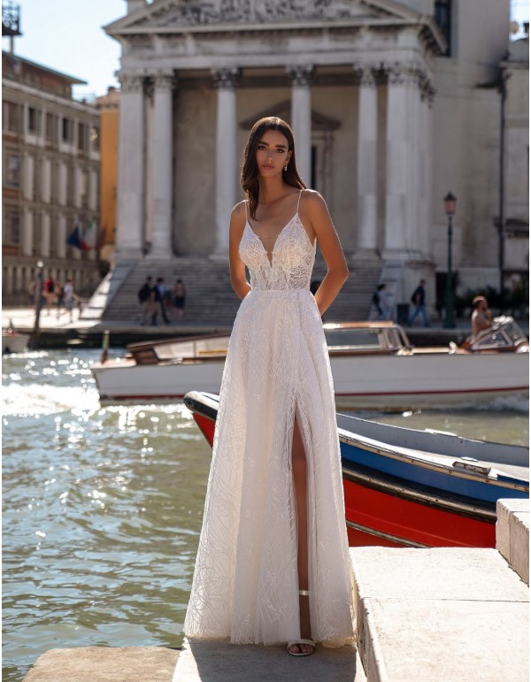 Vestido de novia marfil con escote y cuerpo de pedrería 2