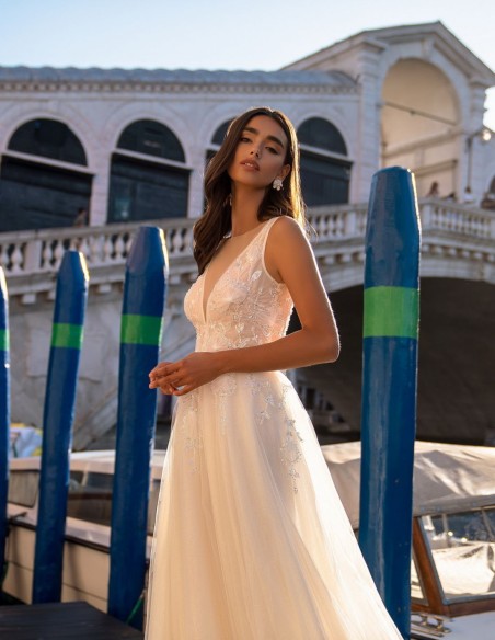 Robe longue de mariage ivoire avec décolleté en V et corsage en strass