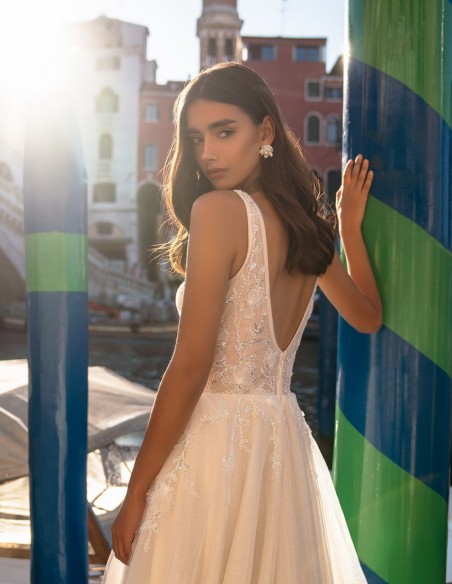 Robe longue de mariage ivoire avec décolleté en V et corsage en strass