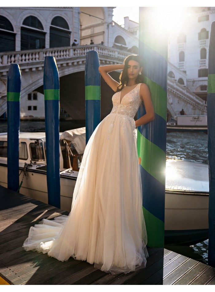Vestido de novia largo marfil con escote en V y...