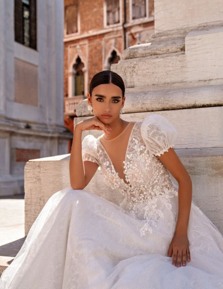 Vestido largo de novia en tul bordado de flores con manga corta farol