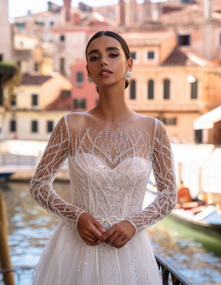 Robe longue de mariée coupe princesse avec manches longues perlées