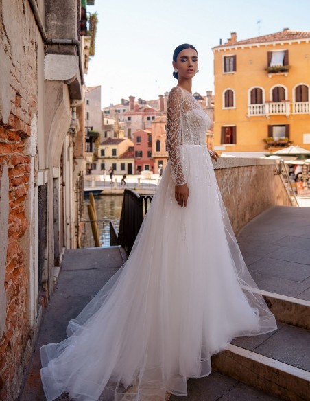 Vestido de novia largo corte princesa con manga larga de pedrería