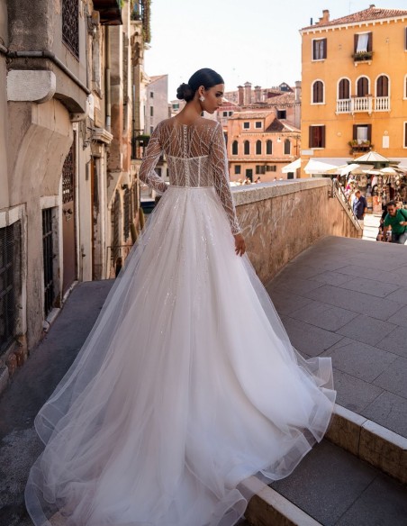 Vestido de novia largo corte princesa con manga larga de pedrería