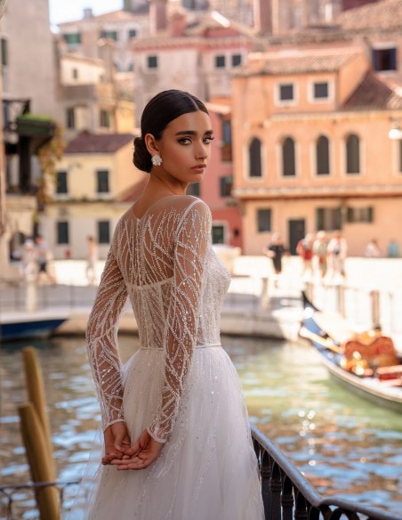 Robe longue de mariée coupe princesse avec manches longues perlées