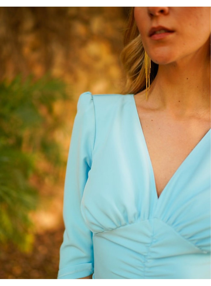 Robe midi à manches longues et jupe flottante...