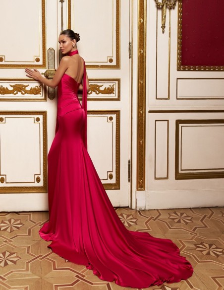 Robe longue framboise avec encolure en cœur et traîne