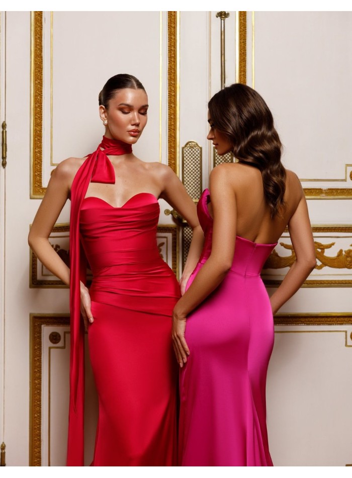 Robe longue framboise avec encolure en cœur et...