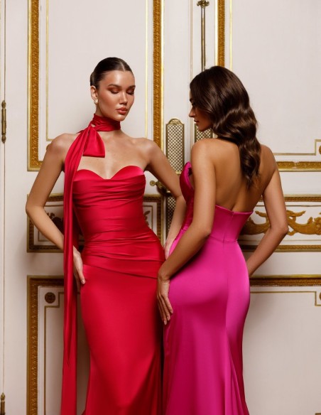 Vestido largo de gala frambuesa con escote corazón y cola