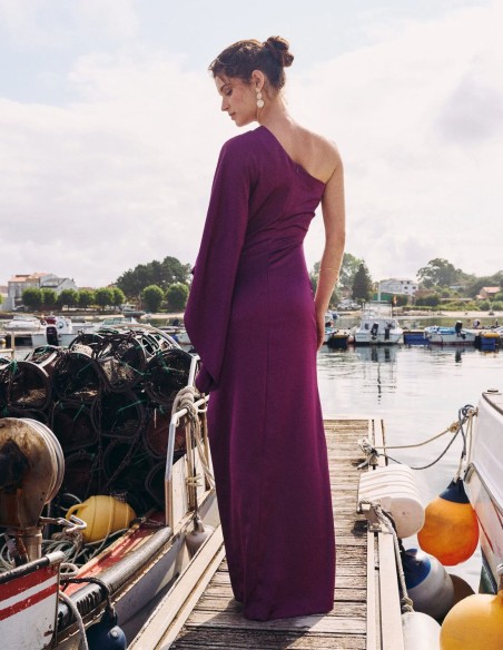 Vestido largo satinado con manga murciélago y escote asimétrico