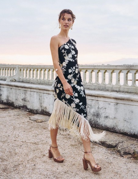 Vestido de fiesta midi con una manga y bajo de flecos
