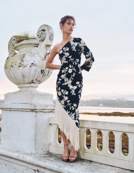 Robe de soirée midi avec une manche et un ourlet à franges