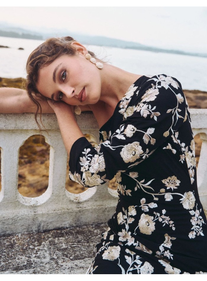 Robe de soirée midi avec une manche et un...