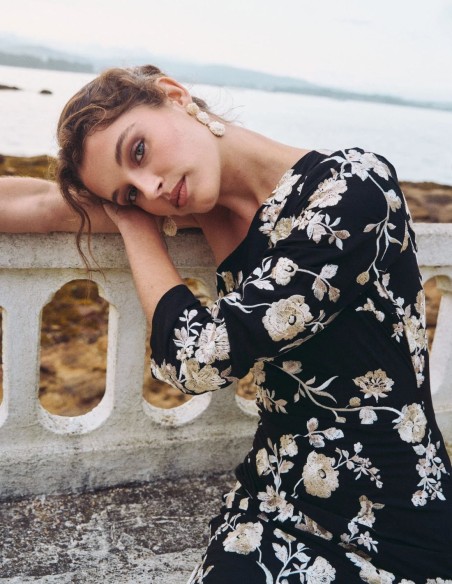 Robe de soirée midi avec une manche et un ourlet à franges