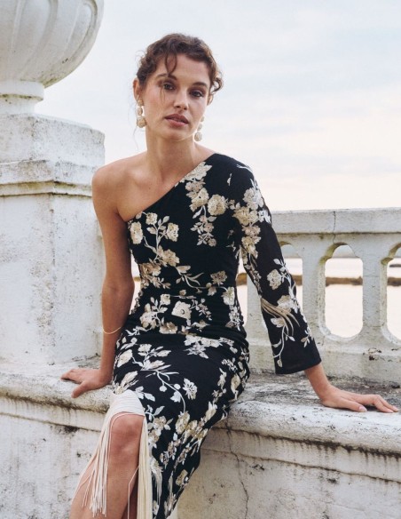 Vestido de fiesta con escote asimétrico y bajo de flecos