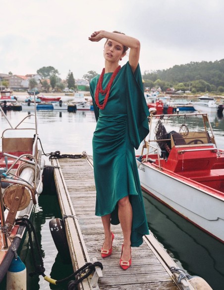 Vestido de fiesta midi con escote barco y asimetrías