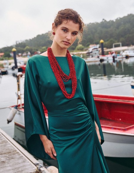 Vestido de fiesta midi con escote barco y asimetrías