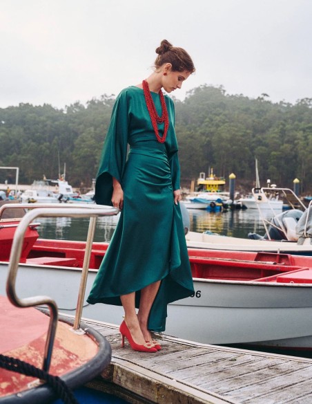 Vestido de fiesta midi con escote barco y asimetrías