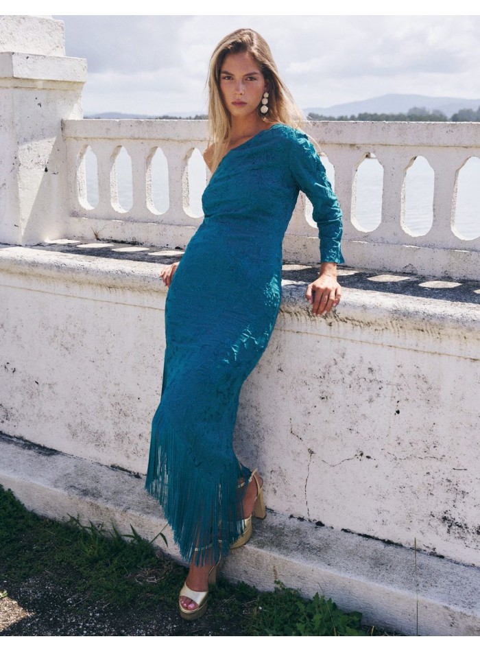 Robe asymétrique avec franges à l'ourlet