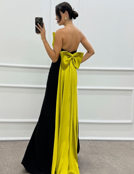 Vestido de fiesta largo con escote en forma de lazo y cola