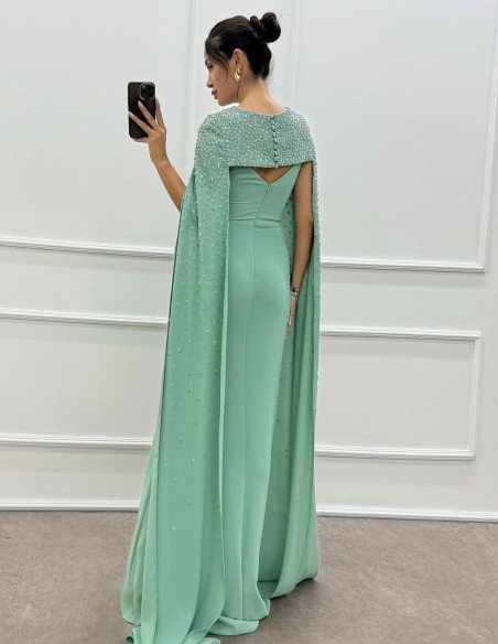 Vestido de fiesta largo con manga capa y detalle de pedrería