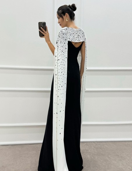Robe longue de fête avec manches cape et détails en strass